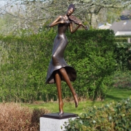 Bronzefigur "Mia mit Geige" auf Sockel