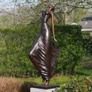 Bronzefigur "Tänzerin Valentina" auf Sockel