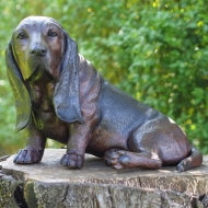 Basset Bronzefigur