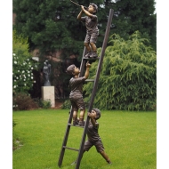 bronzefigur jungen auf Leiter