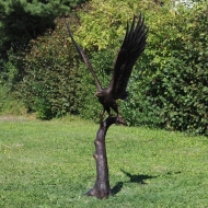Bronzefigur Adler im Flug im Garten