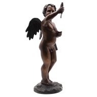 Frontansicht der Bronzefigur "Engel mit Fisch"