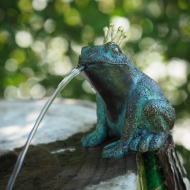 Bronzeskulptur "Froschkönig Eduard" als Wasserspeier