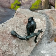 Bronzeskulptur "Rotkehlchen auf Ast"