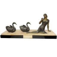 Frontansicht der Bronzefigur "Frau mit zwei Schwänen"
