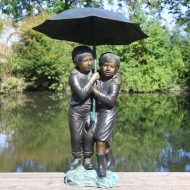 bronzefigur junge Mädchen Regenschirm