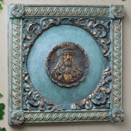 Frontansicht des Bronzereliefs "Herz Jesu"