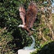 Bronzeskulptur "Fliegender Adler mit Fisch"