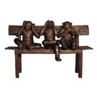 Bronzeskulptur Drei Affen auf einer Bank im Wald