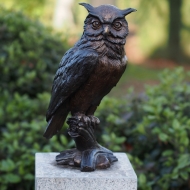 Bronzeskulptur "Sitzender Kauz" auf Baumstamm