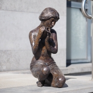 Bronzeskulptur "Kniende Frau mit Krug" als Wasserspeier