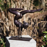 Bronzeskulptur "Tänzerin im Handstand"