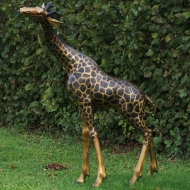 Bronzeskulptur "Giraffe beim Fressen"