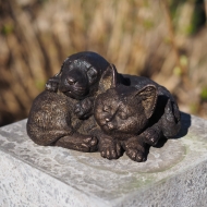 Bronzeskulptur "Kuschelnde Welpen - Katze und Hund