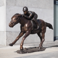 Bronzeskulptur "Jockey im Galopp"