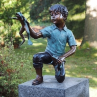 Bronzeskulptur "Junge Frank mit Fröschen"
