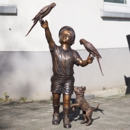 Bronzeskulptur "Junge Tommy mit Papageien und Hund"