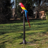 Bronzefigur "Papagei / Ara auf Baumstamm"