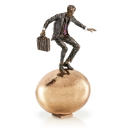 Edition Strassacker Bronzeskulptur "Balance auf goldenem Ei" von Vitali Safronov