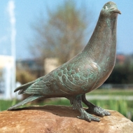 Frontansicht der Bronzefigur "Taube, stehend"