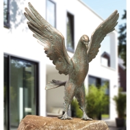 Frontansicht der Bronzefigur "Taube, landend"
