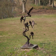 Bronzeskulptur "8 Papageien auf Baumstamm"
