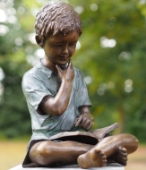Bronzefigur Junge Max sitzend mit Buch 