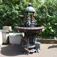 Bronzebrunnen "Dombrunnen mit 8 Frauen"