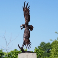 Adler aus Bronze auf Steinsäule