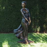 Bronzefigur Frau mit Kleid im Garten