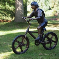 Liam auf seinem Fahrrad im Wald