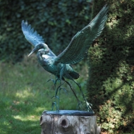 Bronzefigur Kranich im Flug auf Sockel