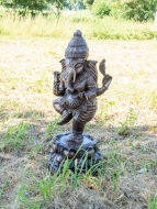 Ganesha stehend aus Bronze in einem Garten mit einer braunen Patina von vorne