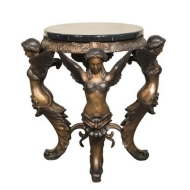 Frontansicht des Bronzehockers vor weißem Hintergrund