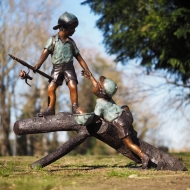 Bronzeskulptur "Junge Angler auf Baumstamm"