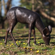 Bronzeskulptur "Grasendes Rehkitz"