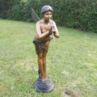 Bronzeskulptur "Stehende Fee mit Flöte" auf einer Wiese