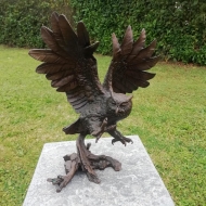 Bronzeskulptur "Fliegende Eule" mit einer braunen Patina
