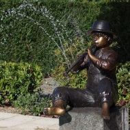 Bronzeskulptur "Flötenspieler Henry" als Wasserspeier