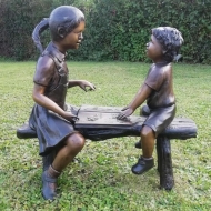 Bronzeskulptur "Josephine und Wilhelm auf Bank" lesen ein Buch auf einer Wiese