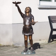 Bronzeskulptur "Mädchen mit zwei Vögelchen"