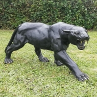 Bronzeskulptur "Panther in Angriffshaltung" mit einer dunklen Patina