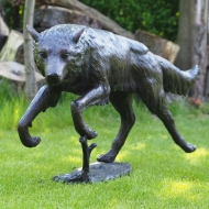 Bronzefigur eines Wolfs im Sprung