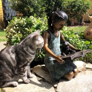 Bronzeskulptur Sitzendes Mädchen Gerda mit ihrer Katze lesen in einem Buch 
