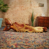 Buddhafigur aus Thailand in rot und gold