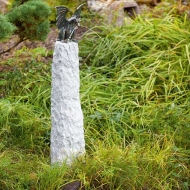 Drachenvogel Terrador auf Granitfindling