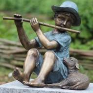 Bronzeskulptur Sitzender Hugo mit seinem Scharf auf einer Säule 