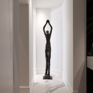 Bronzeskulptur "Cloud Catching" von Ann Vrielinck