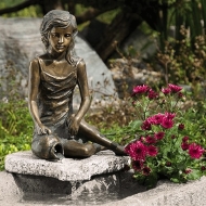 Rottenecker Bronzeskulptur "Malin mit Krug" als Wasserspeier