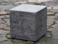 Granit-Säule in grau auf Steinweg 